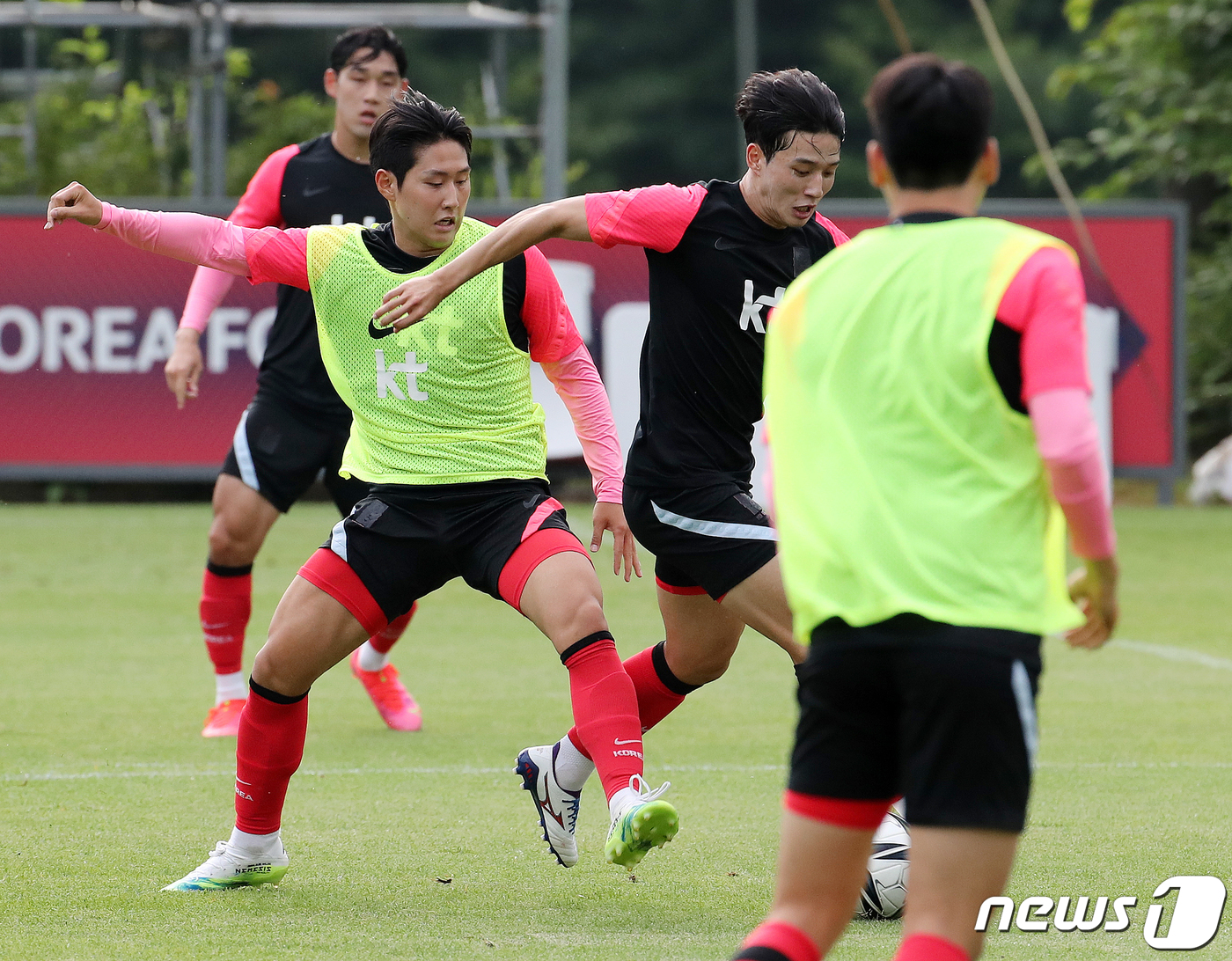 (파주=뉴스1) 김진환 기자 = 올림픽 축구대표팀 이강인과 정승원(오른쪽)이 2일 경기도 파주트레이닝센터(NFC)에서 도쿄올림픽 대비 훈련을 하고 있다.김학범 감독이 이끄는 올림픽 …