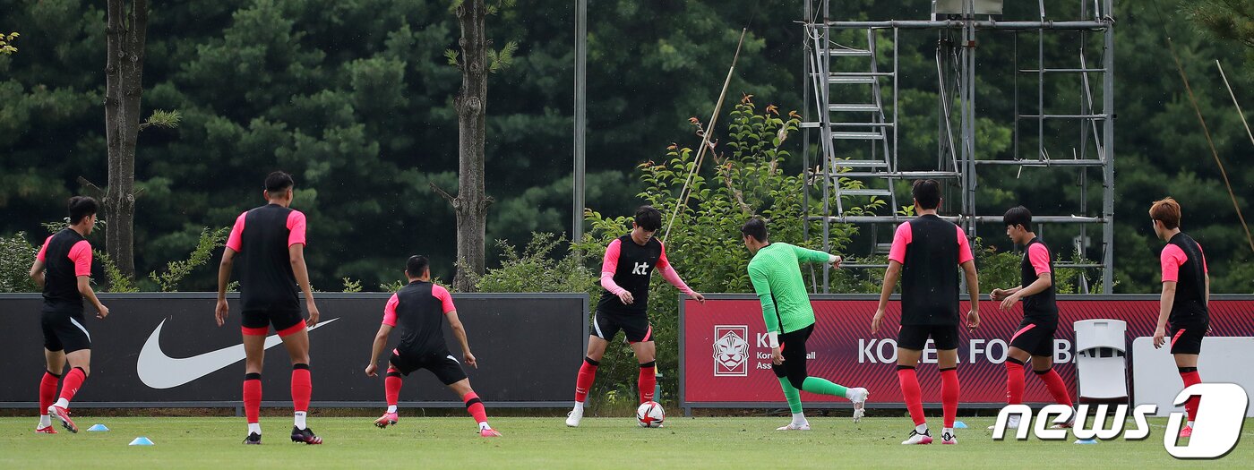 본문 이미지 - 올림픽 축구대표팀 선수들이 2일 경기도 파주트레이닝센터(NFC)에서 도쿄올림픽 대비 훈련을 하고 있다. 김학범 감독이 이끄는 올림픽 축구 대표팀은 오는 13일 아르헨티나, 16일 프랑스와의 두 차례의 평가전을 치르고 7월 22일부터 도쿄 올림픽 일정에 돌입한다. 한국은 뉴질랜드, 루마니아, 온두라스와 함께 B조에 속했다.  ⓒ News1 김진환 기자