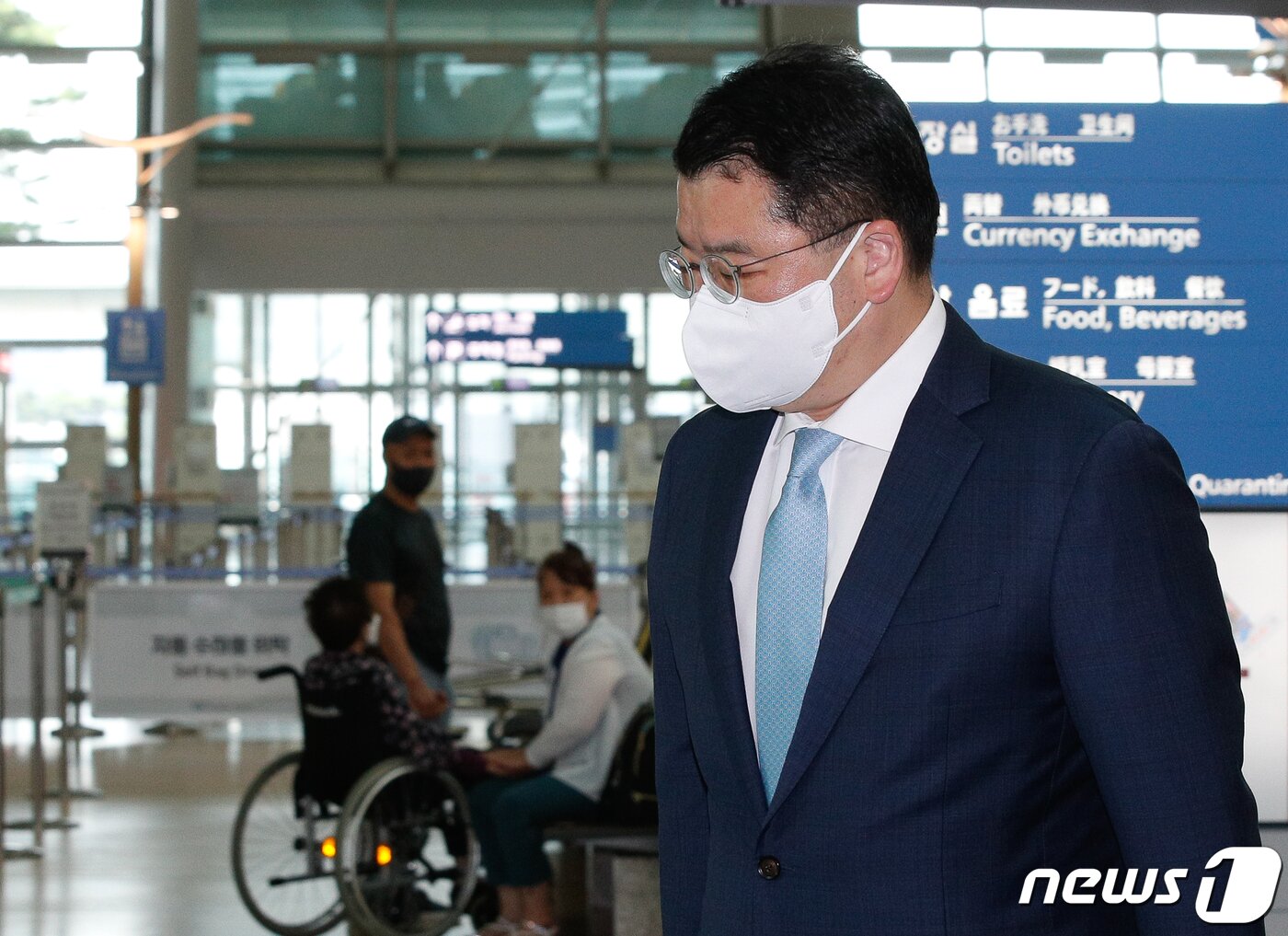 본문 이미지 - 최종건 외교부 제1차관이 20일 인천국제공항 1터미널에서 한일·한미일 외교차관협의 참석차 일본으로 출국하고 있다. 2021.7.20/뉴스1 ⓒ News1 안은나 기자