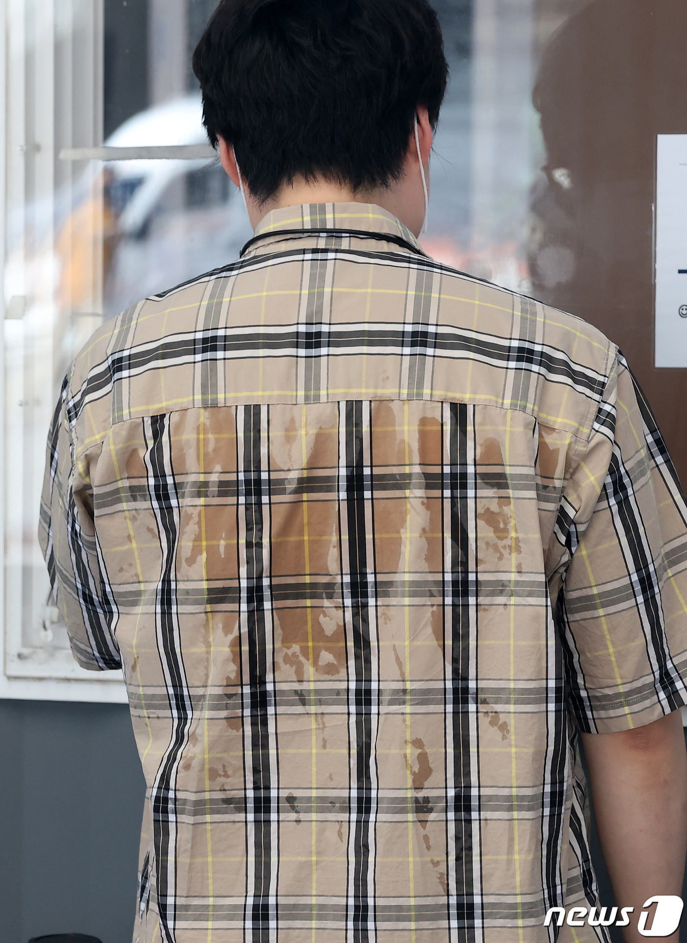 (서울=뉴스1) 조태형 기자 = 20일 오전 서울 중구 서울역 광장 임시선별검사소에서 시민들이 신종 코로나바이러스 감염증(코로나19) 검사를 받는 시민의 등이 땀으로 젖어 있다. …