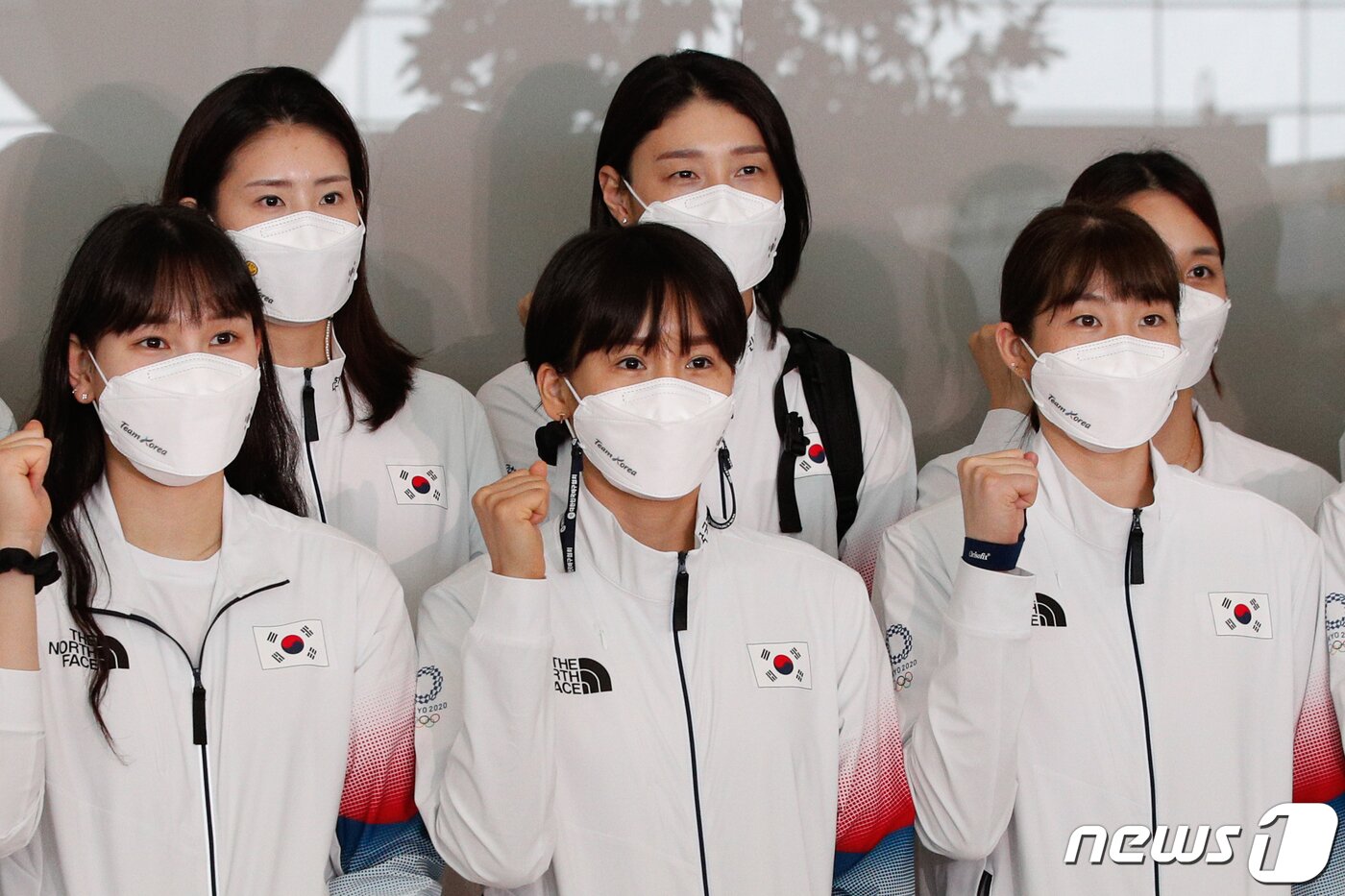 본문 이미지 - 김연경을 비롯한 여자배구대표팀이 20일 인천국제공항 2터미널에서 도쿄올림픽 출전을 위해 일본으로 출국 전 기념촬영을 하고 있다. 2021.7.20/뉴스1 ⓒ News1 안은나 기자