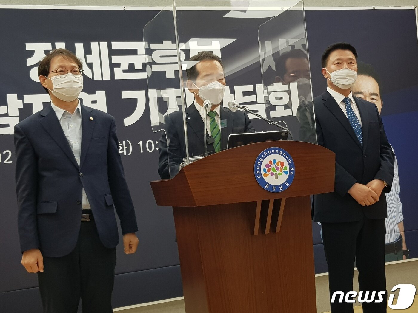 본문 이미지 - 왼쪽부터 김성주 국회의원(전북전주병), 정세균 전 총리, 김학민 홍성‧예산지역위원장.ⓒ 뉴스1 최현구 기자