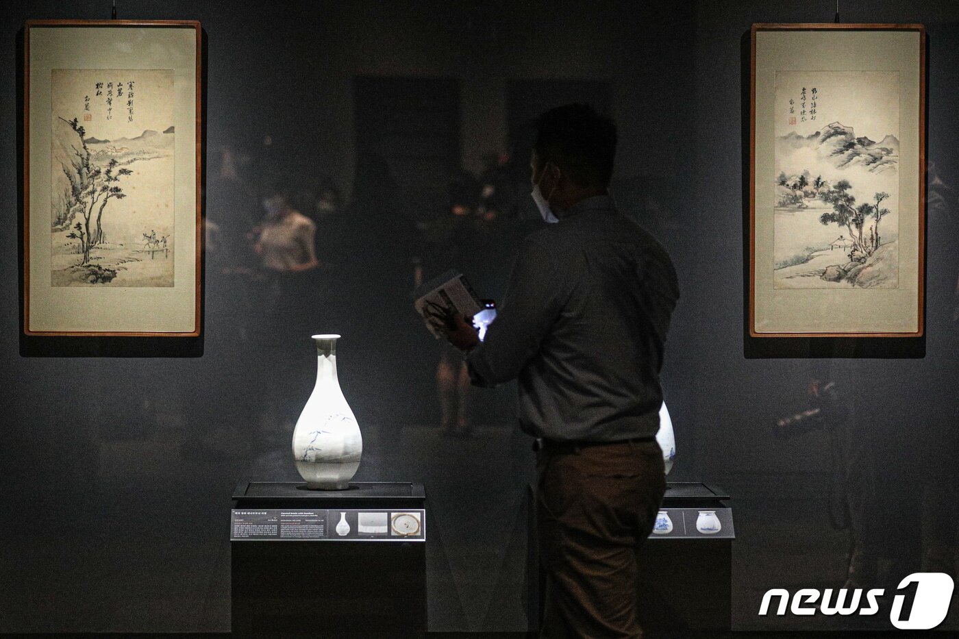 본문 이미지 - 국립중앙박물관이 20일 오전 서울 용산구 국립중앙박물관에서 고 이건희 삼성 회장의 기증품 전시회 '위대한 유산을 함께 누리다-故 이건희 회장 기증 명품전'을 언론에 공개하고 있다. '위대한 유산을 함께 누리다-고 이건희 회장 기증 명품전'은 이건희 회장 기증품 중 시대와 분야를 대표하는 명품 45건 77점(국보·보물 28건 포함)을 선보이며 전시는 오는 9월 26일까지 계속된다. 2021.7.20/뉴스1 ⓒ News1 성동훈 기자