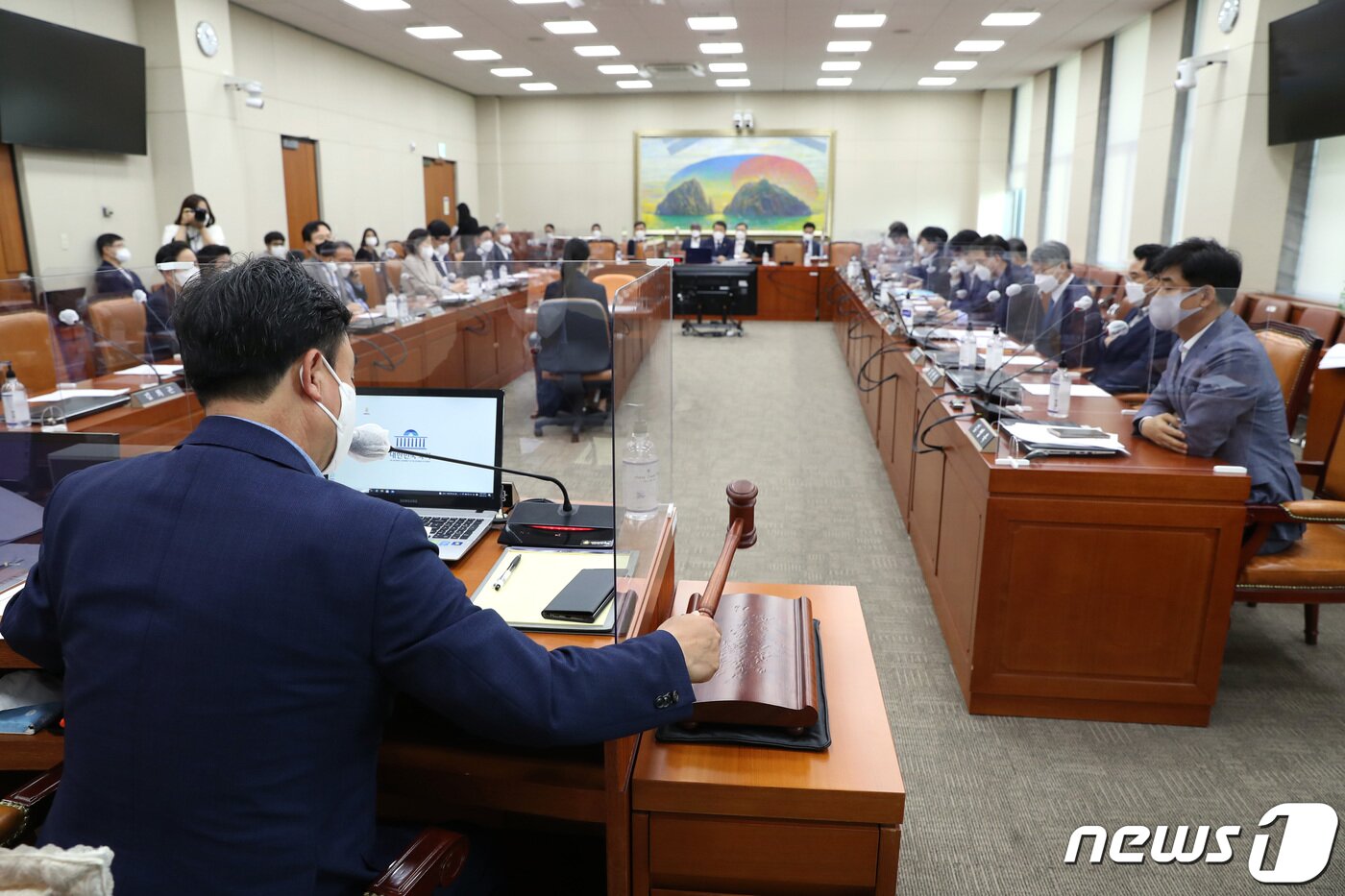 본문 이미지 - 20일 오전 서울 여의도 국회에서 열린 정무위원회 전체회의에서 윤관석 위원장이 예금자보호법 일부개정법률안을 통과시키고 있다.&#40;국회 제공&#41; 2021.7.20/뉴스1 ⓒ News1 구윤성 기자