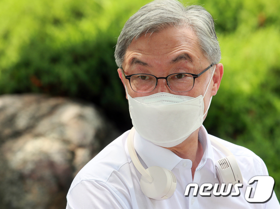 종로 한복판 '쥴리의 남자들' 벽화…최재형 "인격살인 정치폭력에 분노" - Vimarsana News