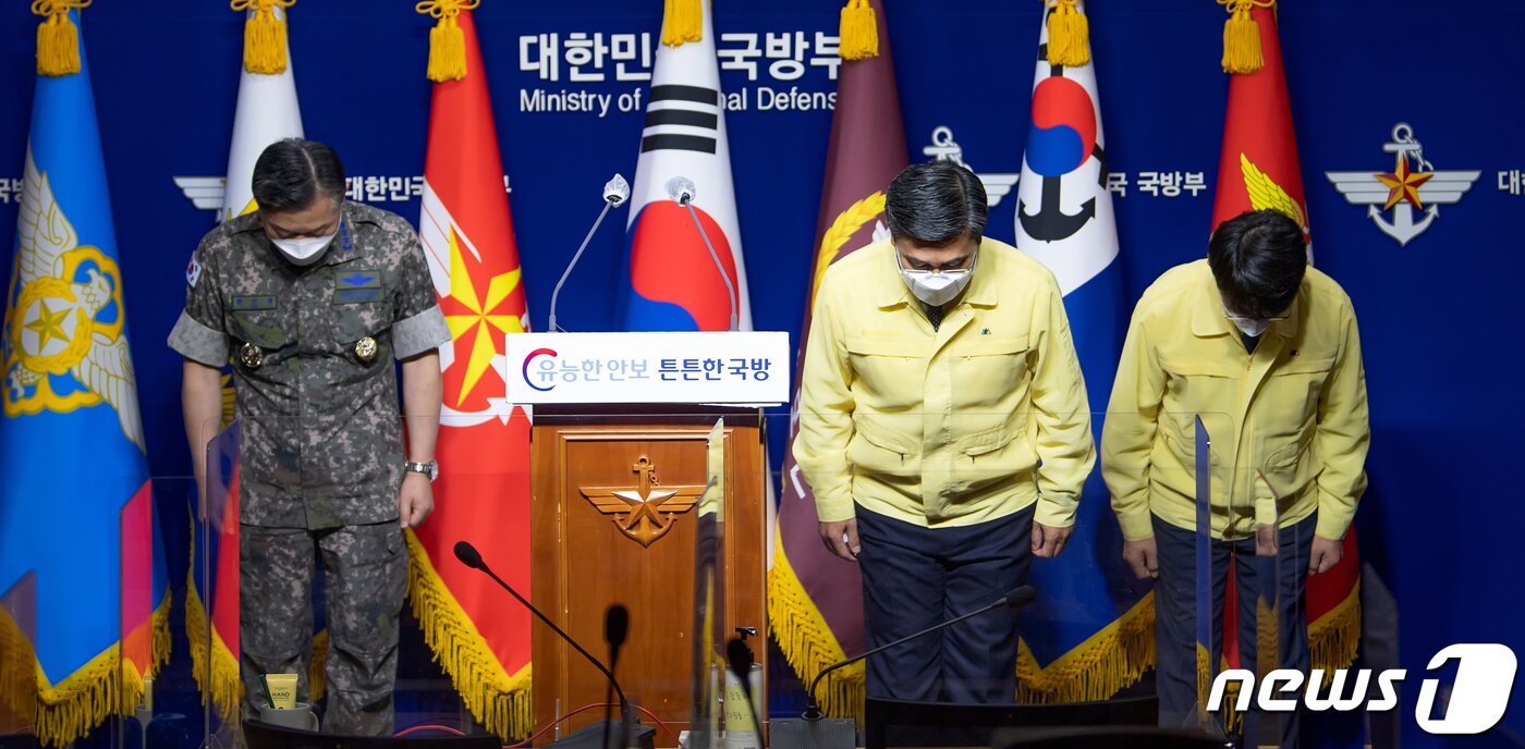 본문 이미지 - 서욱 국방부 장관(오른쪽에서 두번째)이 지난 7월20일 서울 용산구 국방부 청사에서 청해부대 제34진 장병들의 코로나19 집단발병 사태와 관련해 대국민 사과하고 있다. (국방부 제공) 2021.7.20/뉴스1