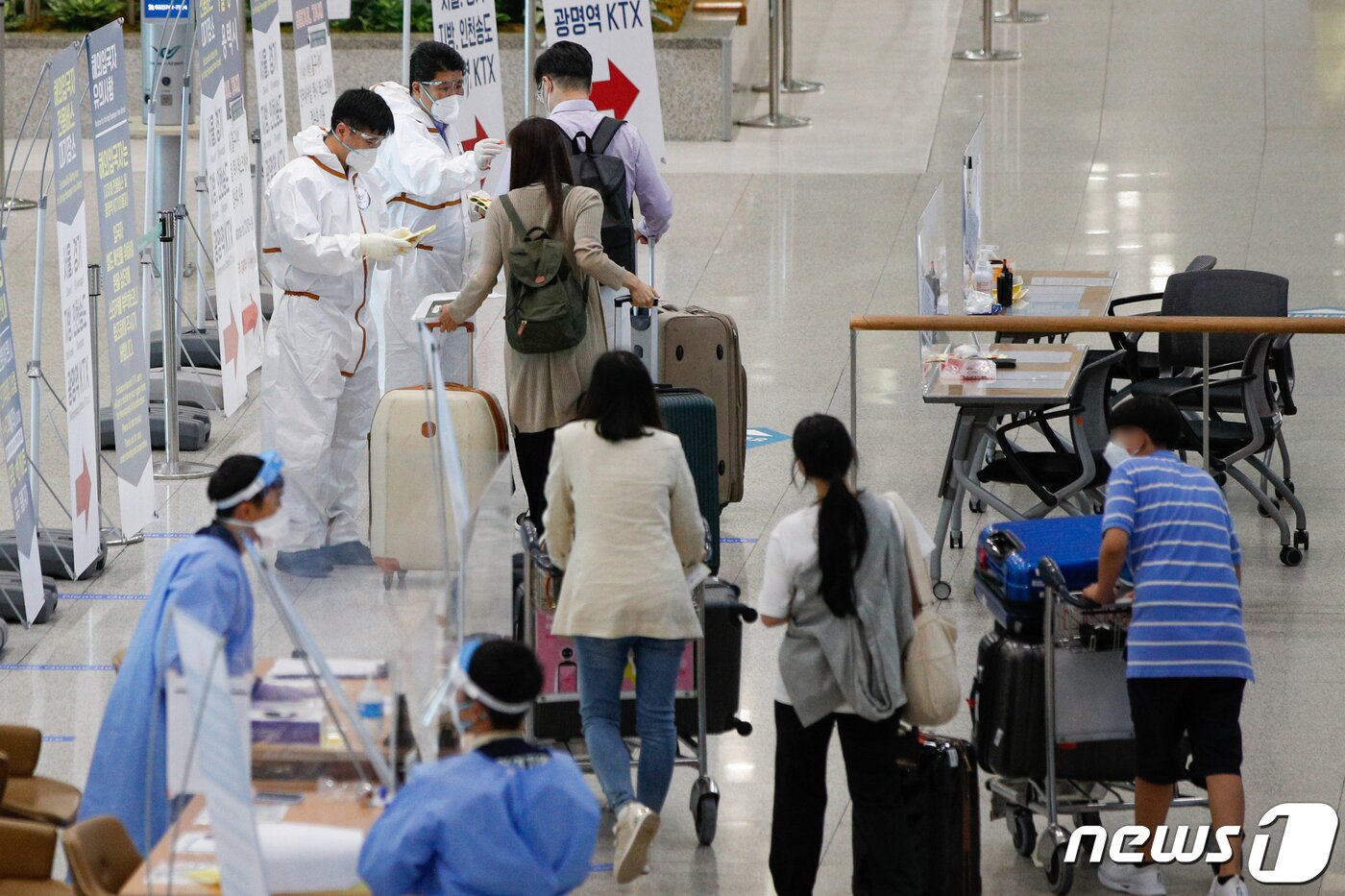 본문 이미지 - 인천국제공항 1터미널에 해외입국자들이 검역관을 통과하고 있다./뉴스1 ⓒ News1 안은나 기자