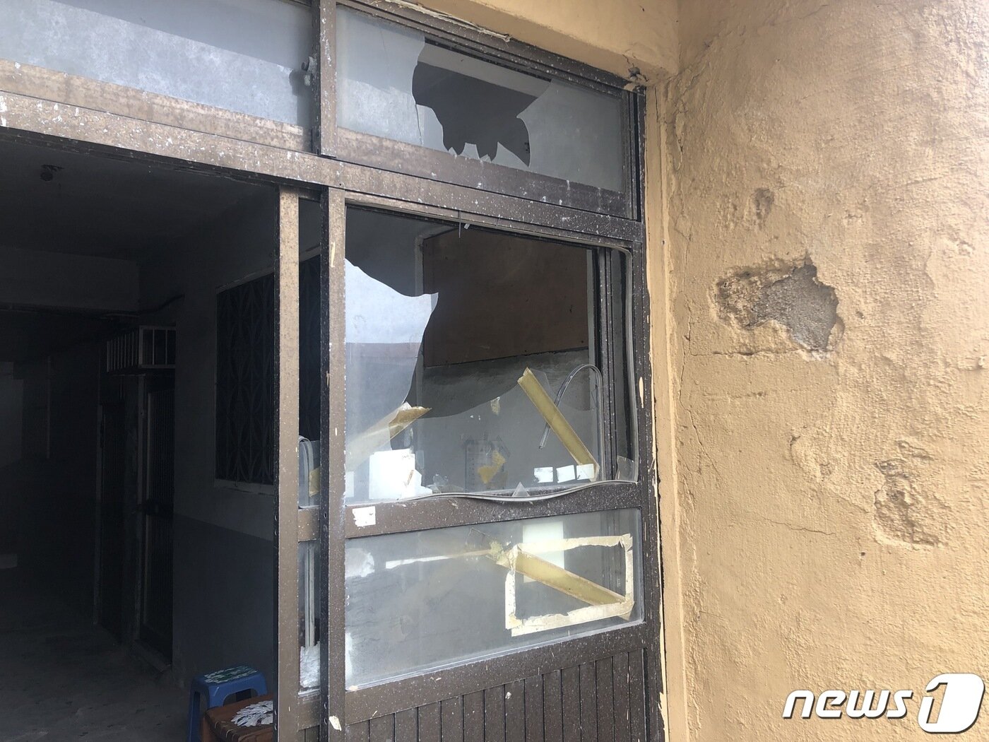 본문 이미지 - 공포 체험객에 의해 깨진 창문.2021.7.20 /ⓒ 뉴스1 백창훈 기자
