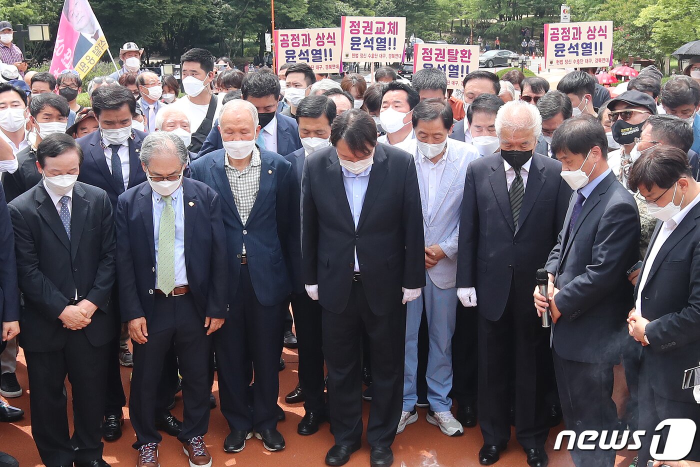 본문 이미지 - 야권 대선주자인 윤석열 전 검찰총장이 20일 오전 대구 2.28민주의거기념탑을 찾아 참배하고 있다. 2021.7.20/뉴스1 ⓒ News1 공정식 기자