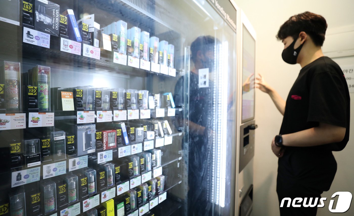 본문 이미지 -  20일 서울시내의 한 전자담배 판매점에 전자담배들이 진열되어 있다. 2021.7.20/뉴스1 ⓒ News1 박지혜 기자