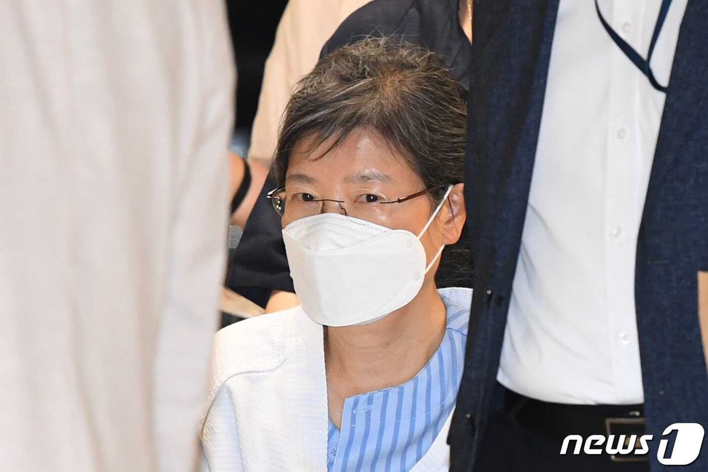 본문 이미지 - 최근 건강 악화를 호소해온 박근혜 전 대통령이 입원을 위해 20일 오후 서울 서초구 서울성모병원에 도착하고 있다. 성동훈 기자