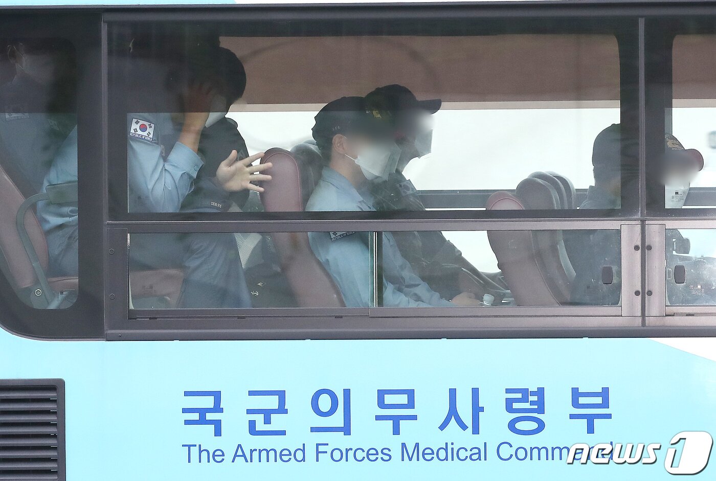 본문 이미지 - 해외파병 임무 수행 중 신종 코로나바이러스 감염증(코로나19) 확진자가 발생한 청해부대 장병들을 태운 버스가 20일 오후 경기 성남 서울공항을 빠져나오고 있다. 임세영 기자