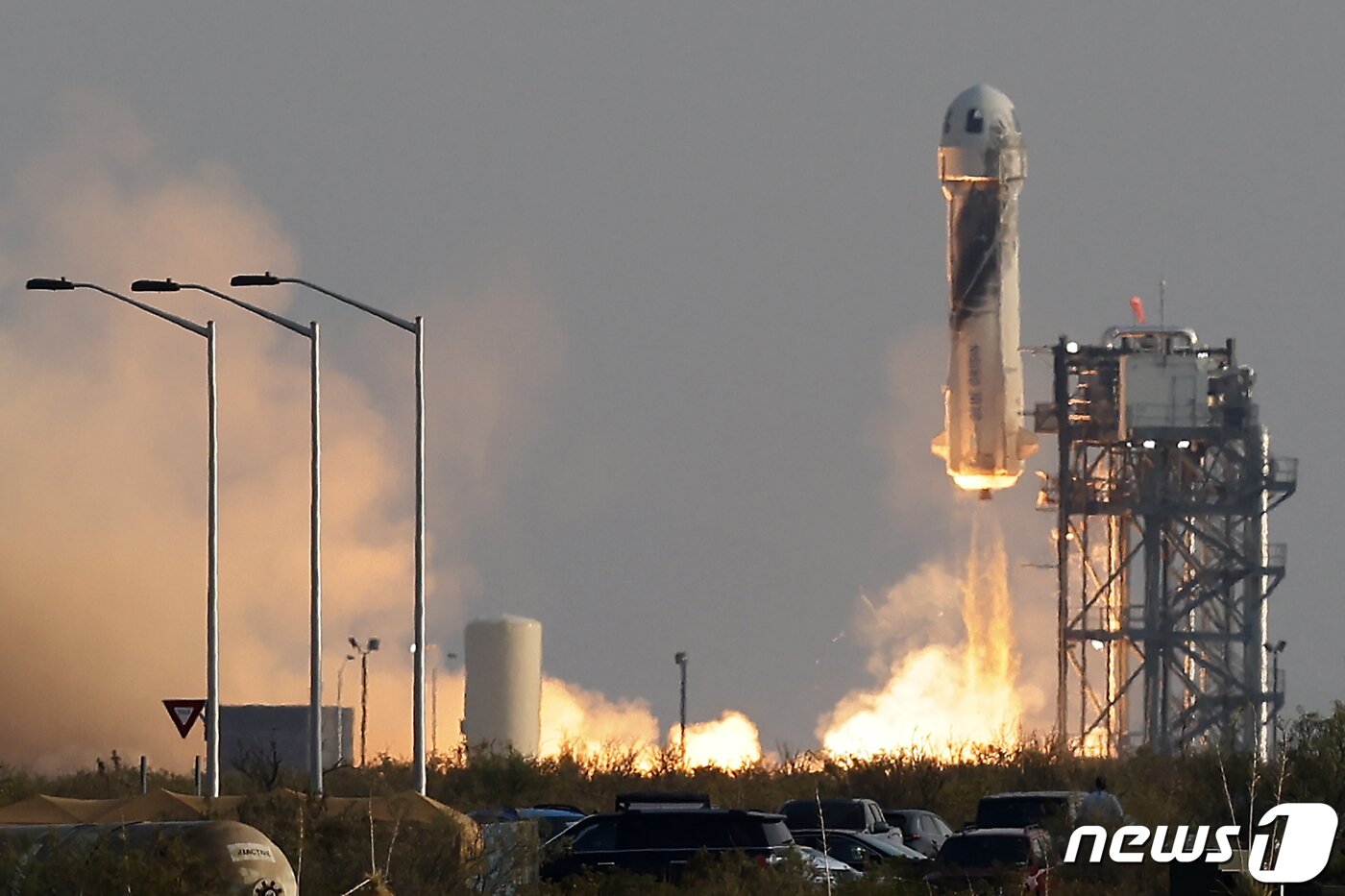 본문 이미지 - 지난해 7월20일(현지시간) 미국 텍사스 서부 블루 오리진 발사장에서 무인 로켓 '뉴 셰퍼드'가 발사되고 있다. ⓒ 로이터=뉴스1 ⓒ News1 이정후 기자