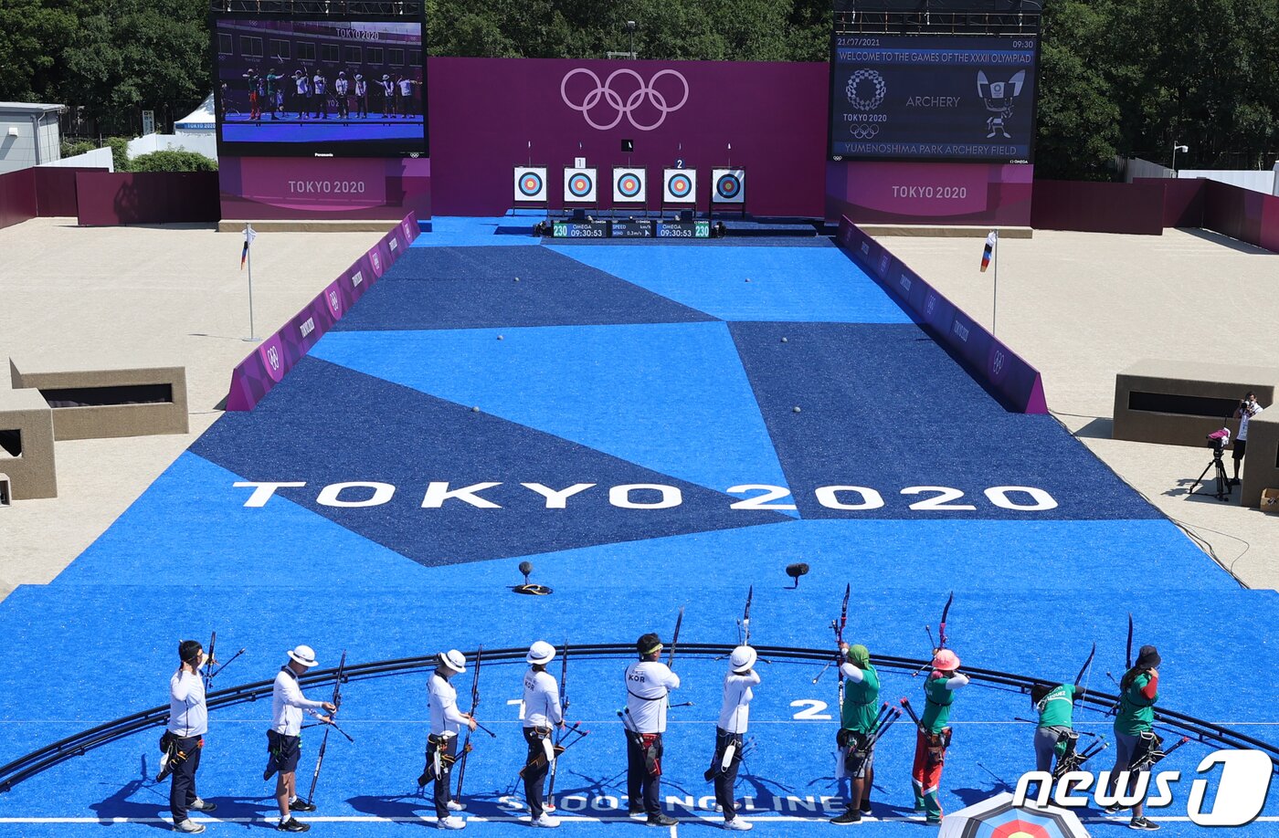 본문 이미지 - 대한민국 양궁대표팀 선수들이 21일 일본 도쿄 유메노시마 공원 양궁장에서 훈련을 하고 있다. 송원영 기자