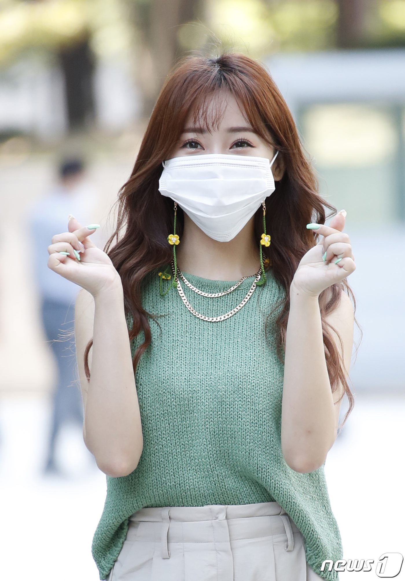 (서울=뉴스1) 권현진 기자 = ‘미스트롯’ 홍지윤이 21일 오전 서울 양천구 목동 SBS에서 열린 러브FM ‘허지웅쇼’ 참석을 위해 에 들어서며 인사를 하고 있다. 2021.7. …