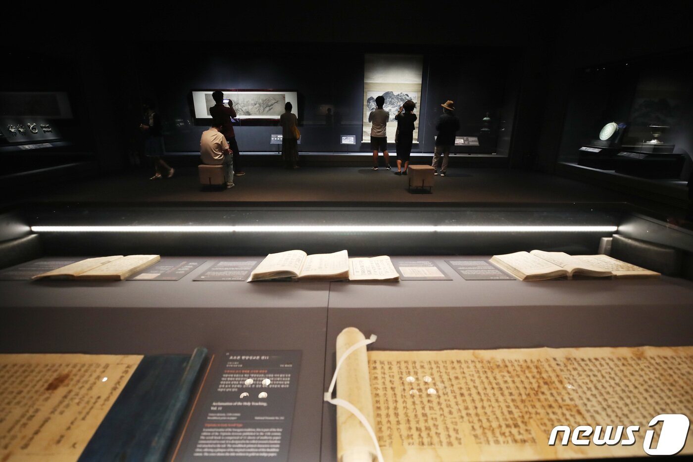 본문 이미지 - 고(故) 이건희 삼성전자 회장이 생전 수집했다가 국가에 기증한 이른바 '이건희 컬렉션' 특별 전시회가 개최된 21일 오전 서울 용산구 국립중앙박물관에서 시민들이 '위대한 문화유산을 함께 누리다 - 고故 이건희 회장 기증 명품전'을 관람하고 있다. 조태형 기자