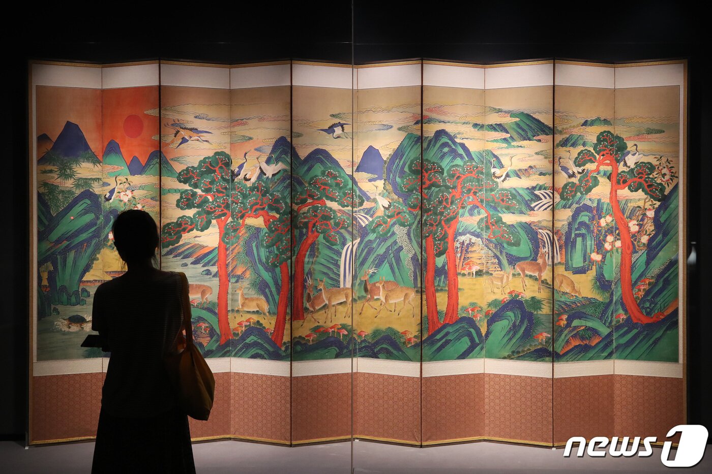 본문 이미지 - 고&#40;故&#41; 이건희 삼성전자 회장이 생전 수집했다가 국가에 기증한 이른바 &#39;이건희 컬렉션&#39; 특별 전시회가 개최된 21일 오전 서울 용산구 국립중앙박물관에서 시민들이 &#39;위대한 문화유산을 함께 누리다 - 고故 이건희 회장 기증 명품전&#39;을 관람하고 있다. 2021.7.21/뉴스1 ⓒ News1 조태형 기자