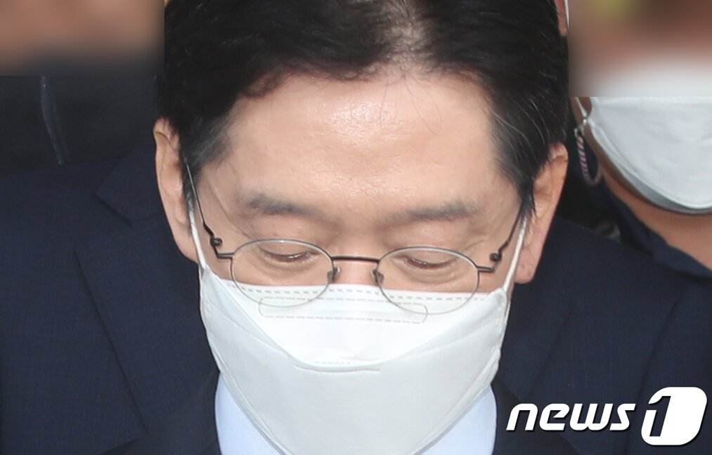 본문 이미지 - 댓글 조작 등 혐의로 징역 2년의 실형이 확정된 김경수 경남도지사가 21일 오전 경남도청을 나서고 있다. 여주연 기자