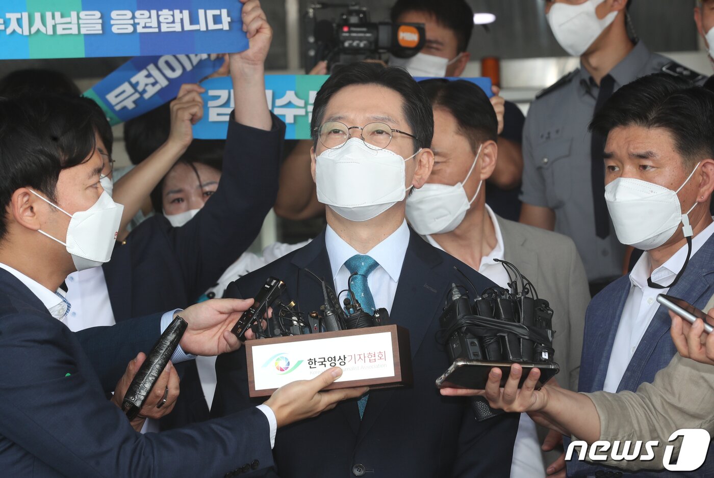 본문 이미지 - 댓글 조작 등 혐의로 징역 2년의 실형이 확정된 김경수 경남도지사가 21일 오전 경남도청을 나서고 있다. 2021.7.21/뉴스1 ⓒ News1 여주연 기자