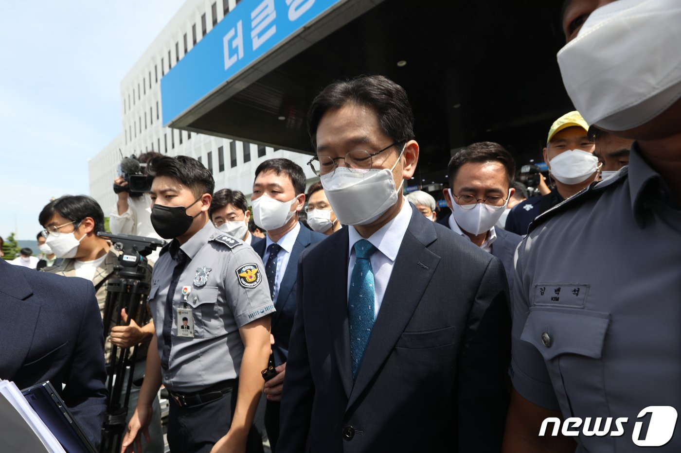 본문 이미지 - 댓글 조작 등 혐의로 징역 2년의 실형이 확정된 김경수 경남도지사가 21일 오전 경남도청을 나서고 있다. 2021.7.21/뉴스1 ⓒ News1 여주연 기자