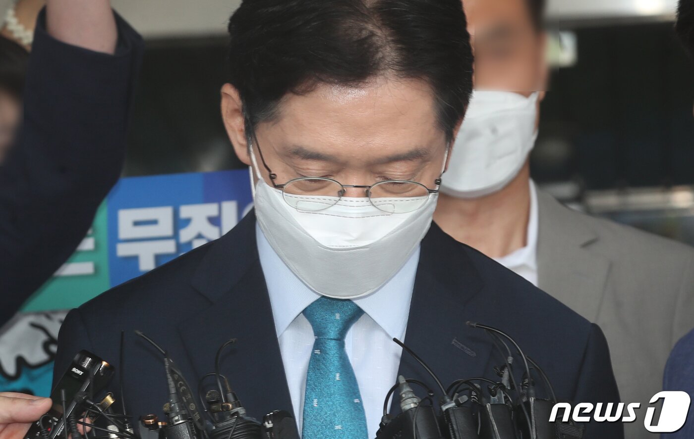 본문 이미지 - 댓글 조작 등 혐의로 징역 2년의 실형이 확정된 김경수 경남도지사가 21일 오전 경남도청을 나서고 있다. 2021.7.21/뉴스1 ⓒ News1 여주연 기자