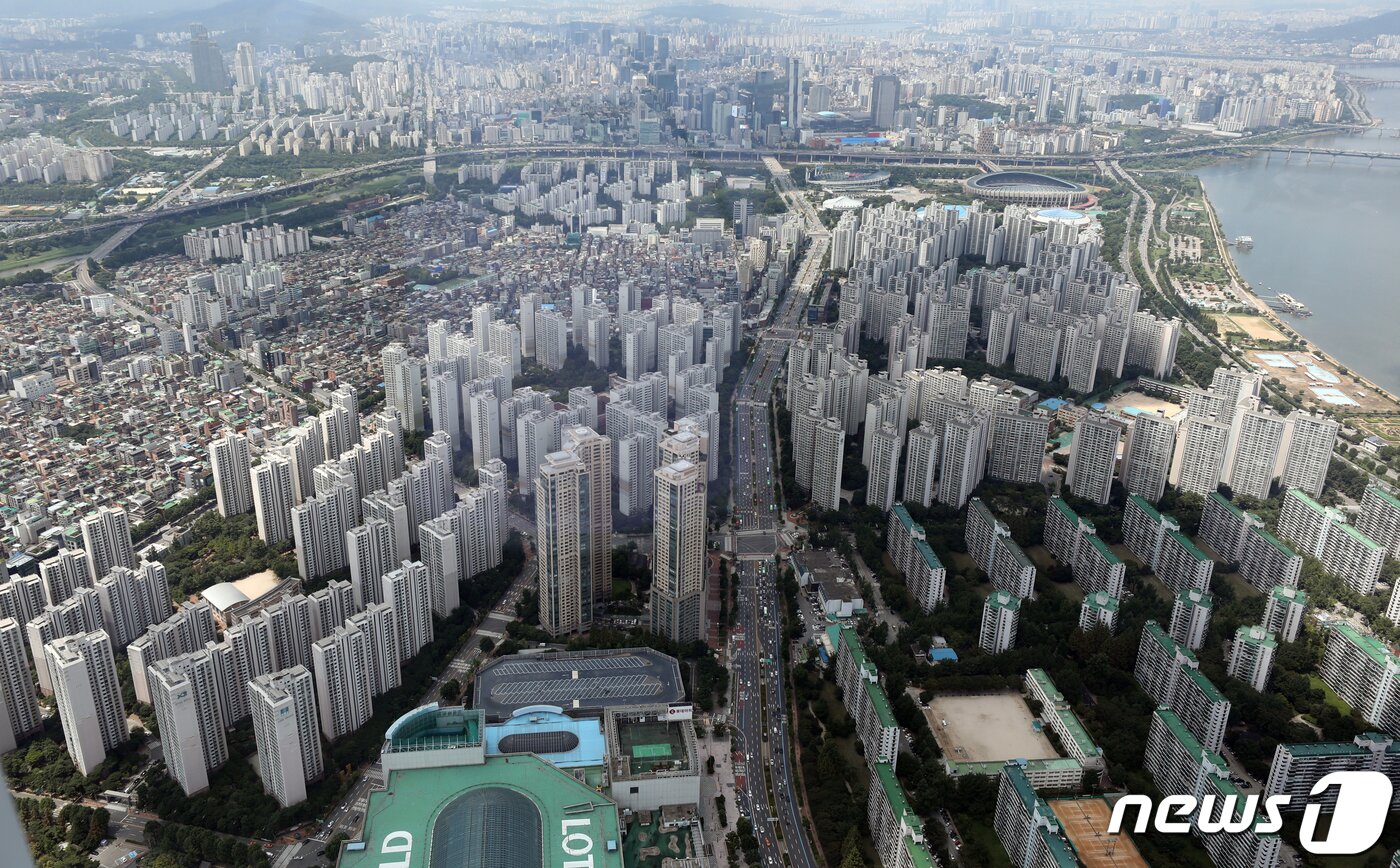본문 이미지 - 서울 송파구 롯데월드타워 서울스카이에서 서울 시내 아파트 단지가 보이고 있다. 2021.7.21/뉴스1 ⓒ News1 황기선 기자