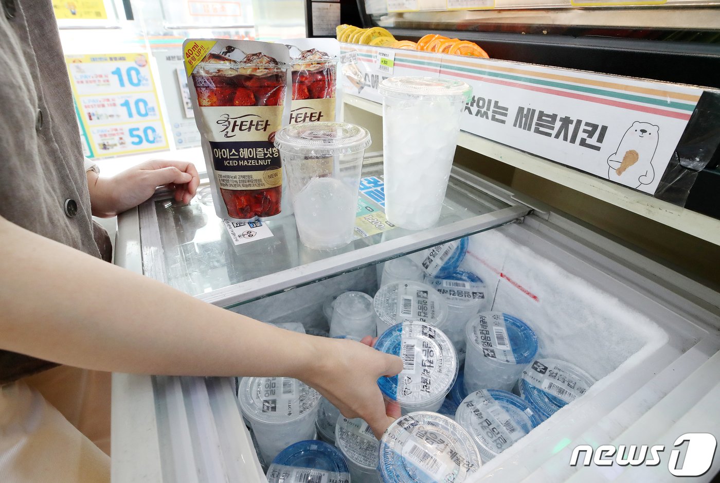 본문 이미지 - 연일 무더위가 이어지고 있는 21일 오후 서울 시내 한 편의점에서 시민이 컵얼음과 커피를 구매하고 있다. 2021.7.21/뉴스1 ⓒ News1 김진환 기자
