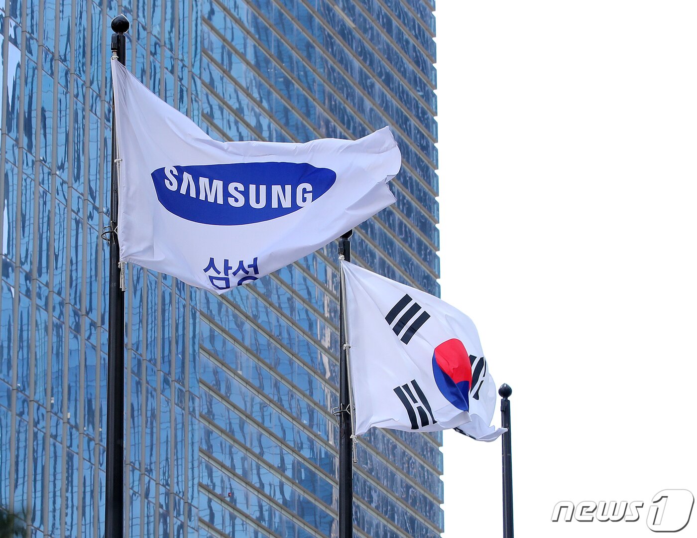 본문 이미지 -  21일 오후 서울 서초구 삼성 사옥의 모습. 2021.7.21/뉴스1 ⓒ News1 김진환 기자