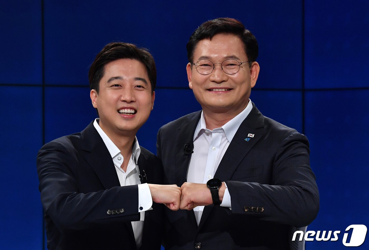 본문 이미지 - 송영길 더불어민주당 대표와 이준석 국민의힘 대표가 21일 목동 SBS에서 열린 당 대표 토론 배틀을 마친 후 기념촬영을 하고 있다. 국회사진취재단