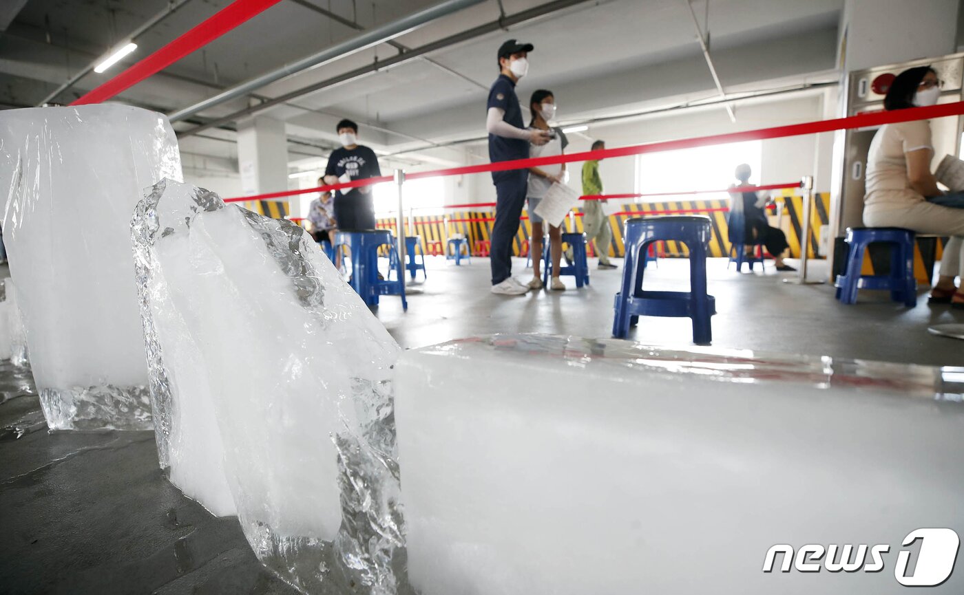 본문 이미지 - 광주에 폭염경보가 내려진 21일 광주 북구보건소에 검사자와 의료진들의 더위를 식히고자 대형얼음이 줄지어 놓여있다. (광 주북구 제공) 
