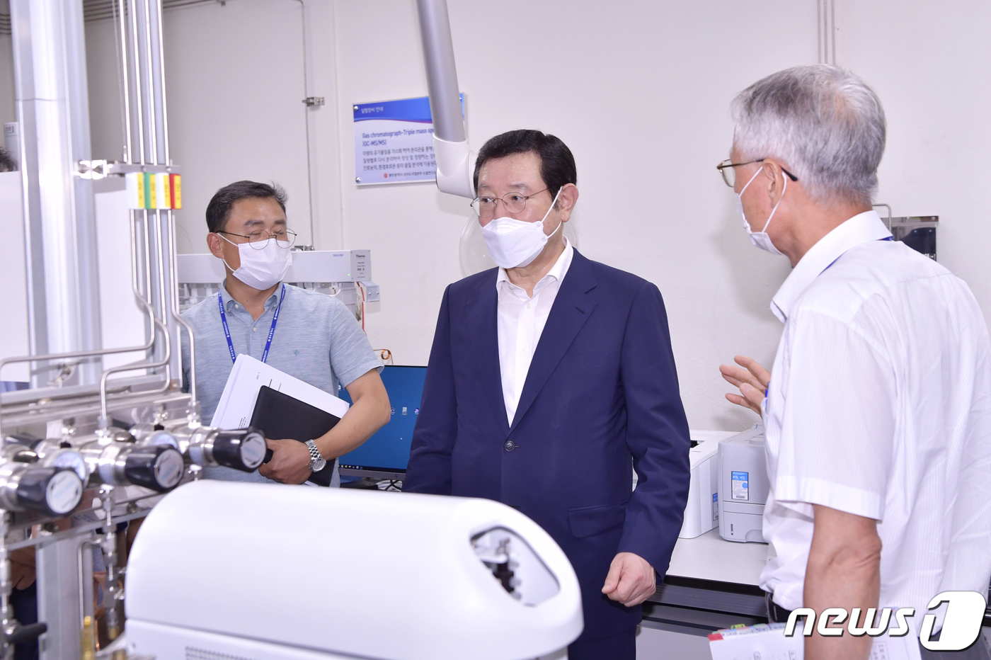 (광주=뉴스1) 박준배 기자 = 이용섭 광주시장이 21일 오후 남구 상수도사업본부 덕남정수장을 방문해 수돗물 공급 상황을 점검하고 무더위에 근무하고 있는 사업소 직원들을 격려하고 …