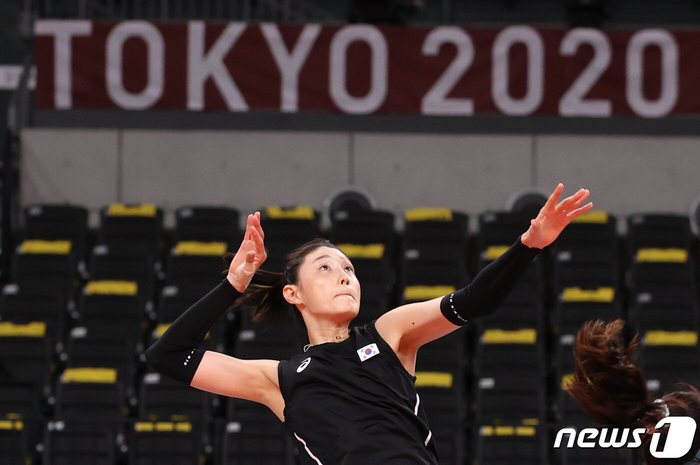본문 이미지 - 대한민국 여자배구대표팀 김연경이 21일 오후 일본 도쿄 아리아케 아레나에서 2020 도쿄올림픽 배구 예선 경기를 앞두고 훈련하고 있다. 이재명 기자