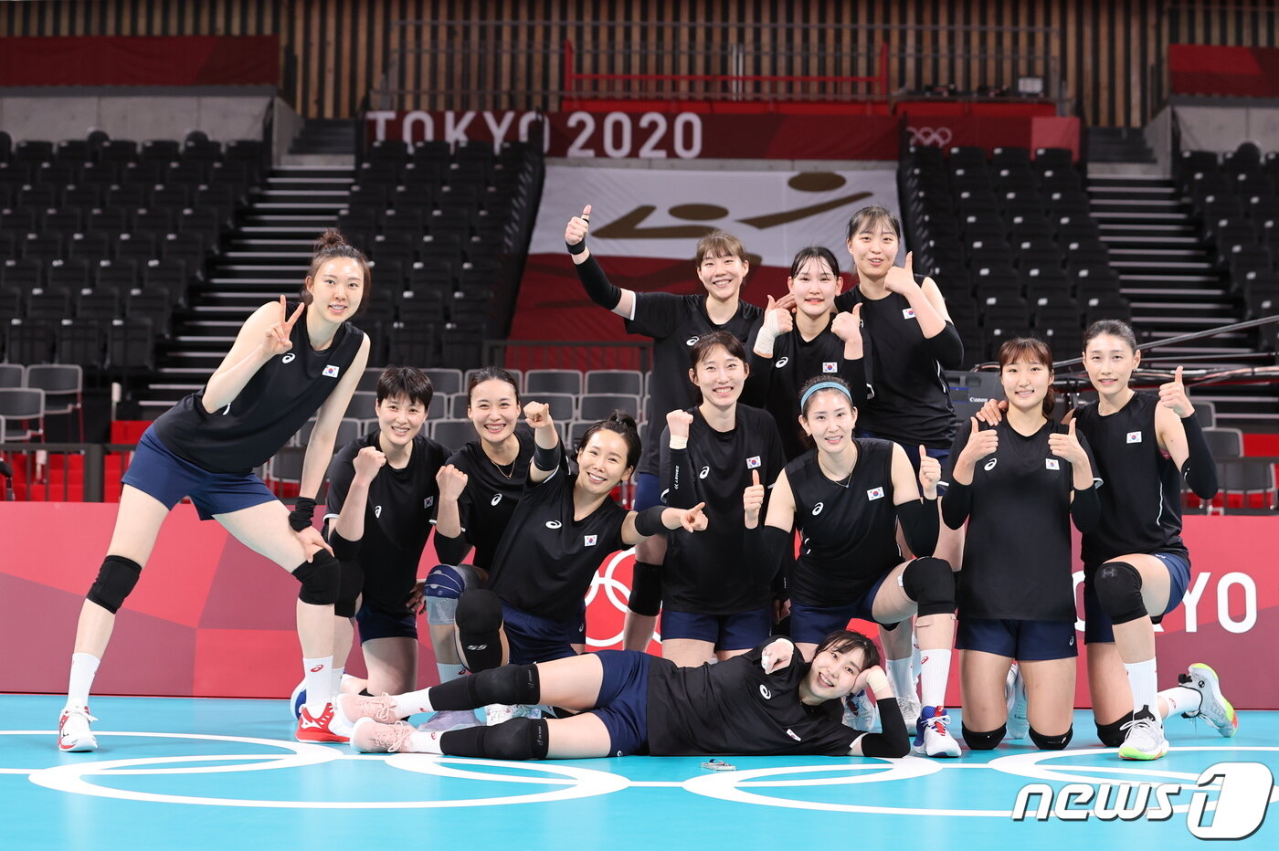 본문 이미지 - 2020 도쿄 올림픽에 출전하는 여자배구 대표팀이 21일 오후 일본 도쿄 아리아케 아래나에서 훈련을 마치고 기념촬영을 하고 있다. 2021.7.21/뉴스1 ⓒ News1 이재명 기자