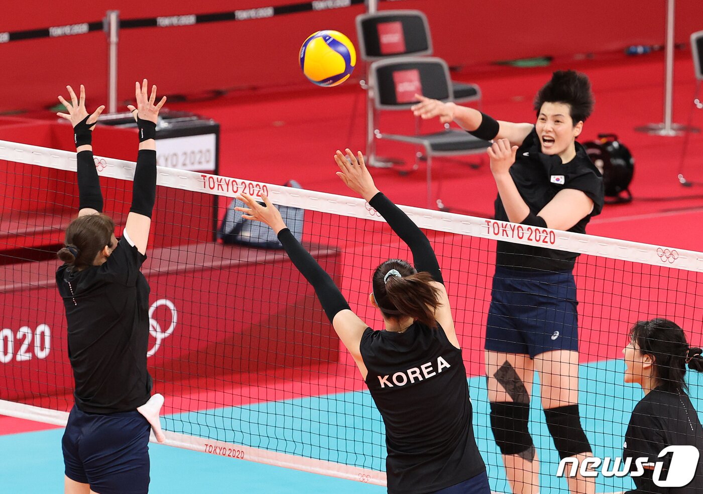 본문 이미지 - 대한민국 여자배구대표팀 김희진이 21일 오후 일본 도쿄 아리아케 아레나에서 2020 도쿄올림픽 배구 예선 경기를 앞두고 훈련하고 있다. 2021.7.21/뉴스1 ⓒ News1 이재명 기자