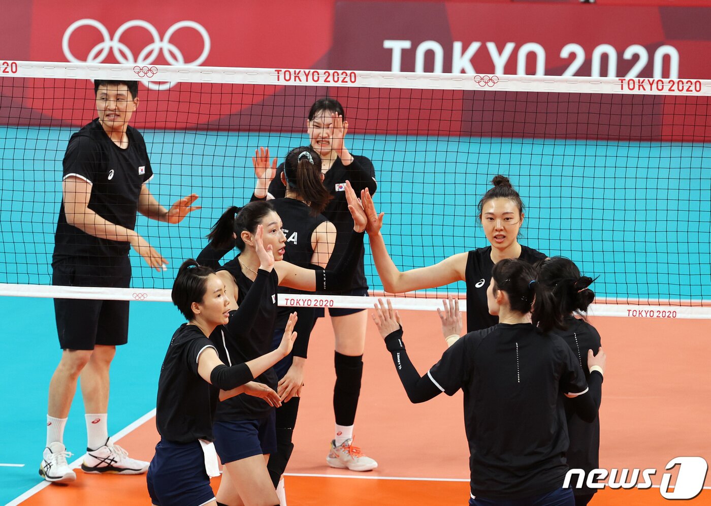 본문 이미지 - 대한민국 여자배구대표팀 선수들이 21일 오후 일본 도쿄 아리아케 아레나에서 2020 도쿄올림픽 배구 예선 경기를 앞두고 훈련하고 있다. 2021.7.21/뉴스1 ⓒ News1 이재명 기자