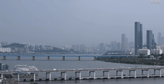 본문 이미지 - 서울 한강 반포대교에서 포착된 대형 번개 ⓒ 뉴스1 DB