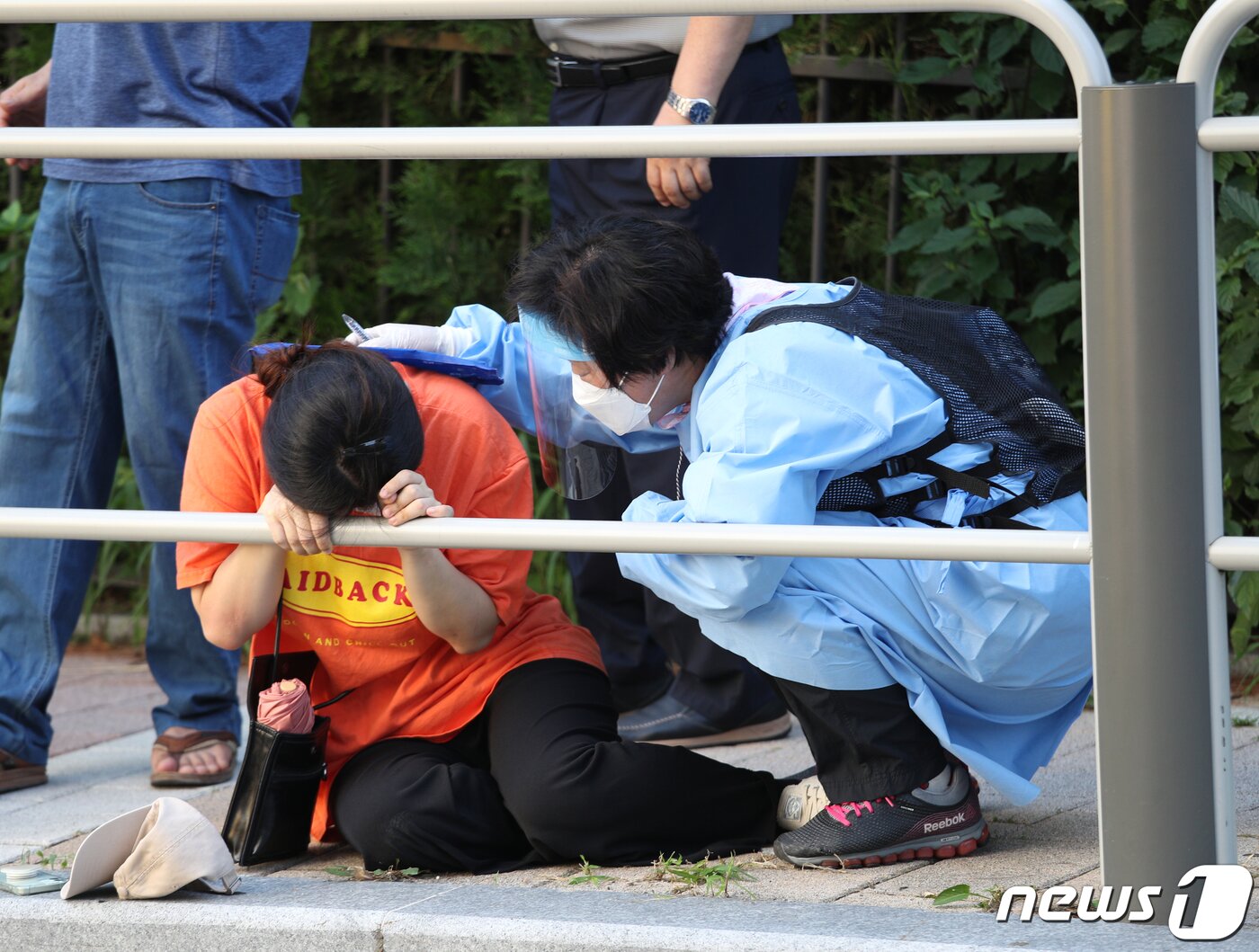 본문 이미지 - 22일 오전 서울시내 한 선별진료소에서 폭염 속에서 신종 코로나바이러스 감염증(코로나19) 검체 검사를 위해 기다리던 시민이 쓰러지자 의료진이 아이스팩을 대주며 건강 상태를 확인하고 있다. 코로나19 신규 확진자가 22일 0시 기준 1,842명을 기록하며 하루 만에 역대 최다 규모를 경신했다. 이날 청해부대 34진의 감염자 270명이 해외유입 사례에 포함되면서 전체 확진자 규모가 크게 증가했다. 이를 제외하더라도 국내발생 확진자가 1,600명에 육박해 25일 종료되는 수도권의 거리두기 '4단계' 연장이 불가피해 보인다. 신웅수 기자