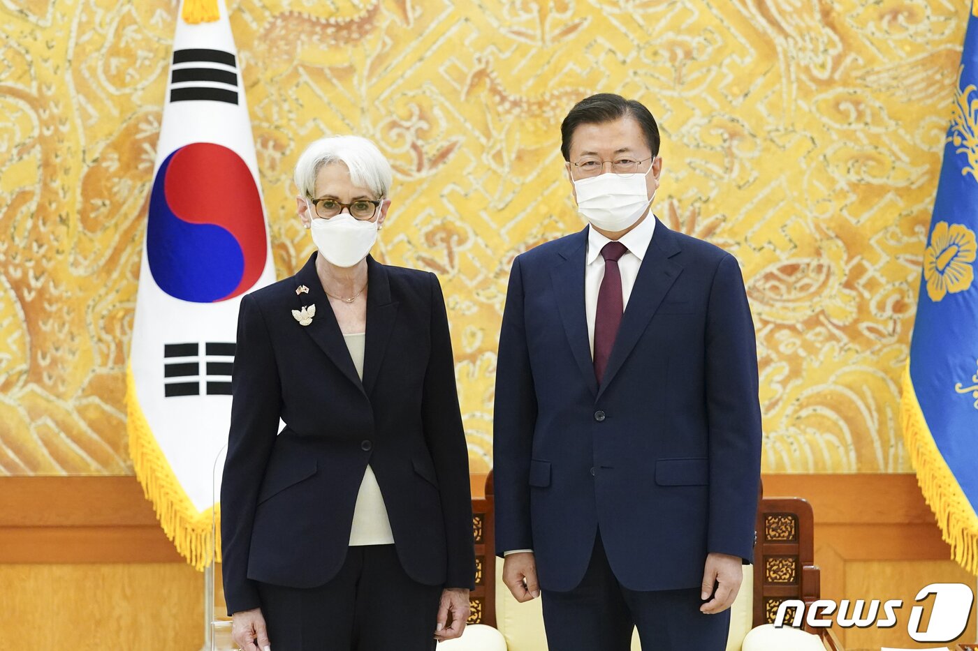 본문 이미지 - 문재인 대통령이 22일 청와대에서 웬디 셔먼 미국 국무부 부장관을 접견하며 기념촬영을 하고 있다.(청와대 제공)2021.7.22/뉴스1