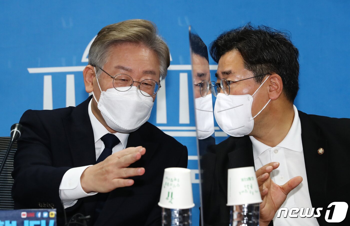 본문 이미지 - 더불어민주당 대선 경선 후보인 이재명 경기도지사&#40;왼쪽&#41;와 박찬대 의원이 22일 국회 의원회관 영상회의실에서 화상으로 열린 정책공약 기자간담회에 앞서 대화하고 있다. 2021.7.22/뉴스1 ⓒ News1 오대일 기자
