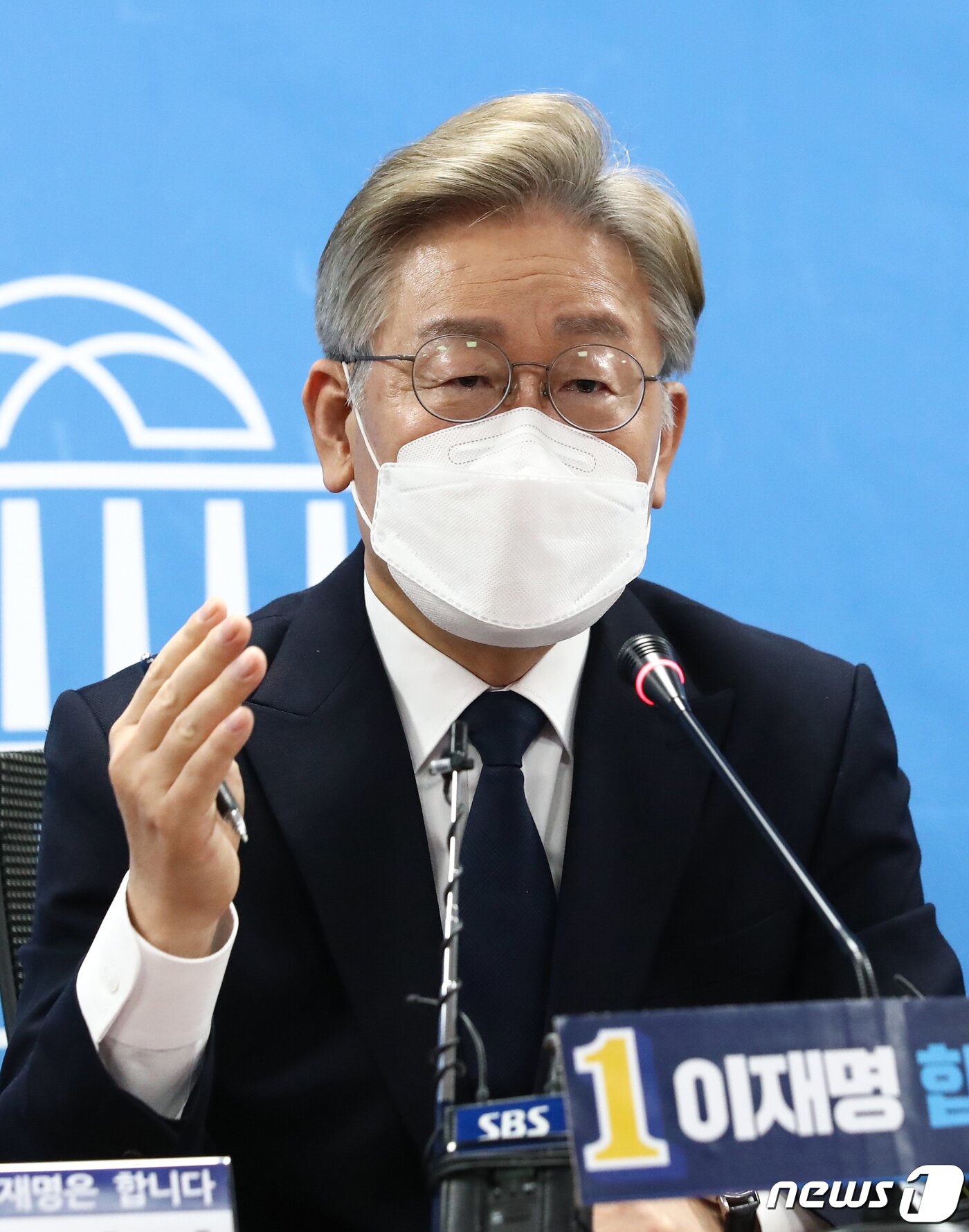 본문 이미지 - 더불어민주당 대선주자인 이재명 경기도지사가 22일 국회 의원회관 영상회의실에서 화상으로 정책공약 기자간담회를 하고 있다. 오대일 기자