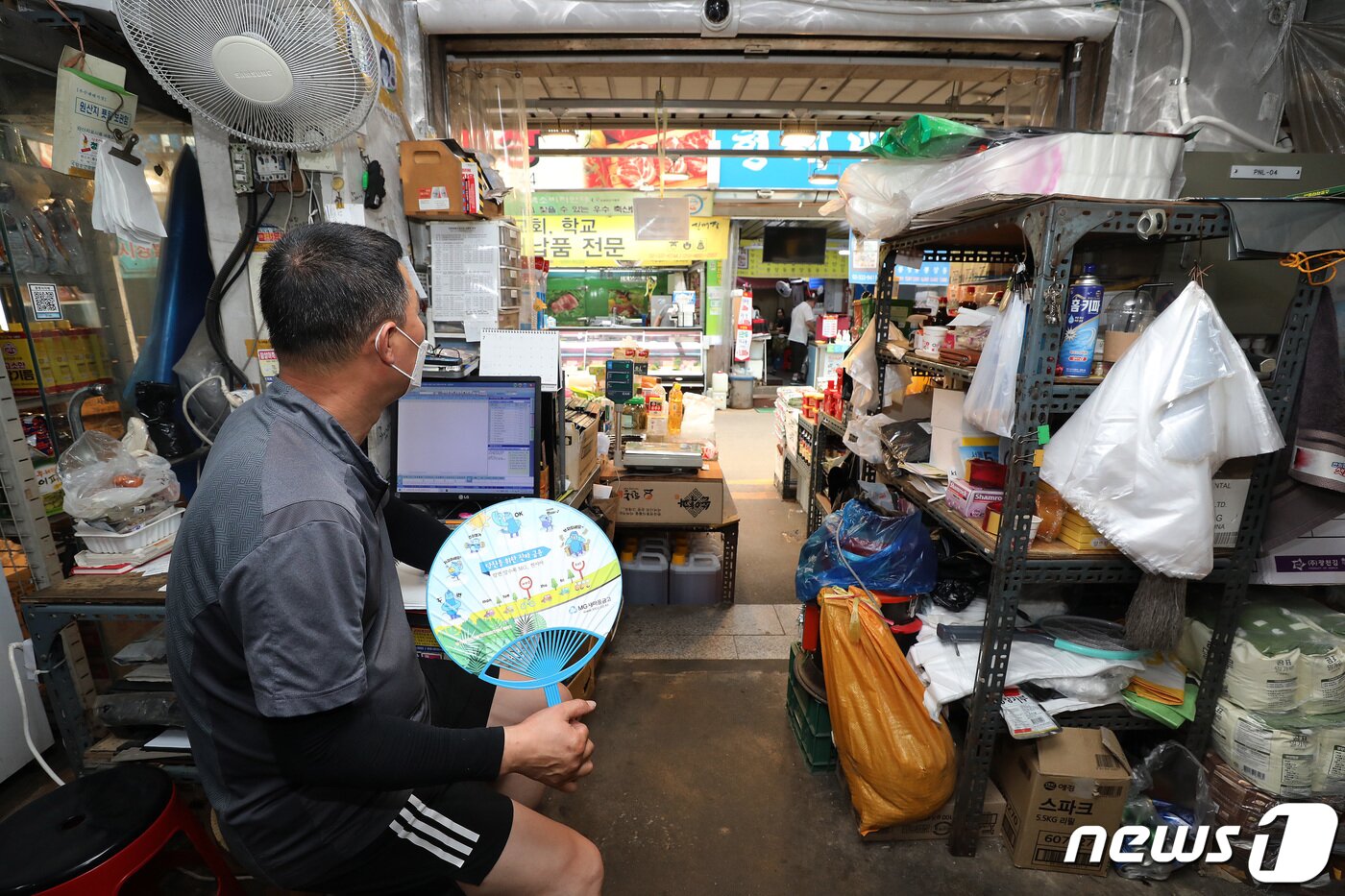 본문 이미지 - 22일 서울 마포구 월드컵시장의 한 식자재매장을 운영하는 상인이 손님을 기다리고 있다. 상인은 "거리두기4단계 실행 후 매출이 60%이상 줄었다＂고 밝히며 정부의 대책 마련과 시급한 지원을 촉구했다. 여야는 23일 본회의를 갖고 2차 추가경정예산을 처리하기로 합의했지만 재난지원금 지급 범위, 신용카드 캐시백(환급) 등 쟁점 사안 합의에 난항을 격고 있다. 박세연 기자