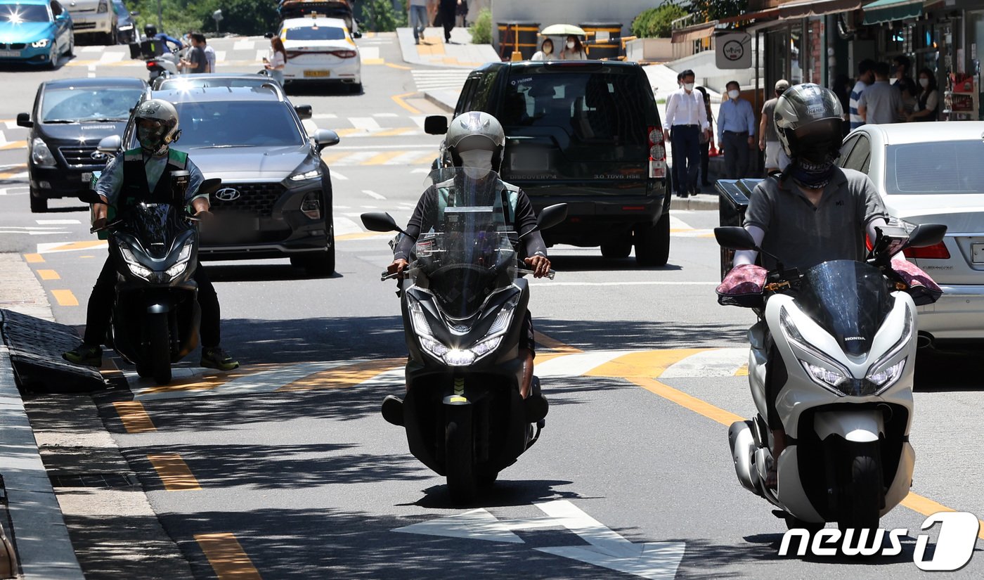 본문 이미지 - 서울시내에서 배달 라이더들이 분주하게 배달하고 있다. ⓒ News1 조태형 기자