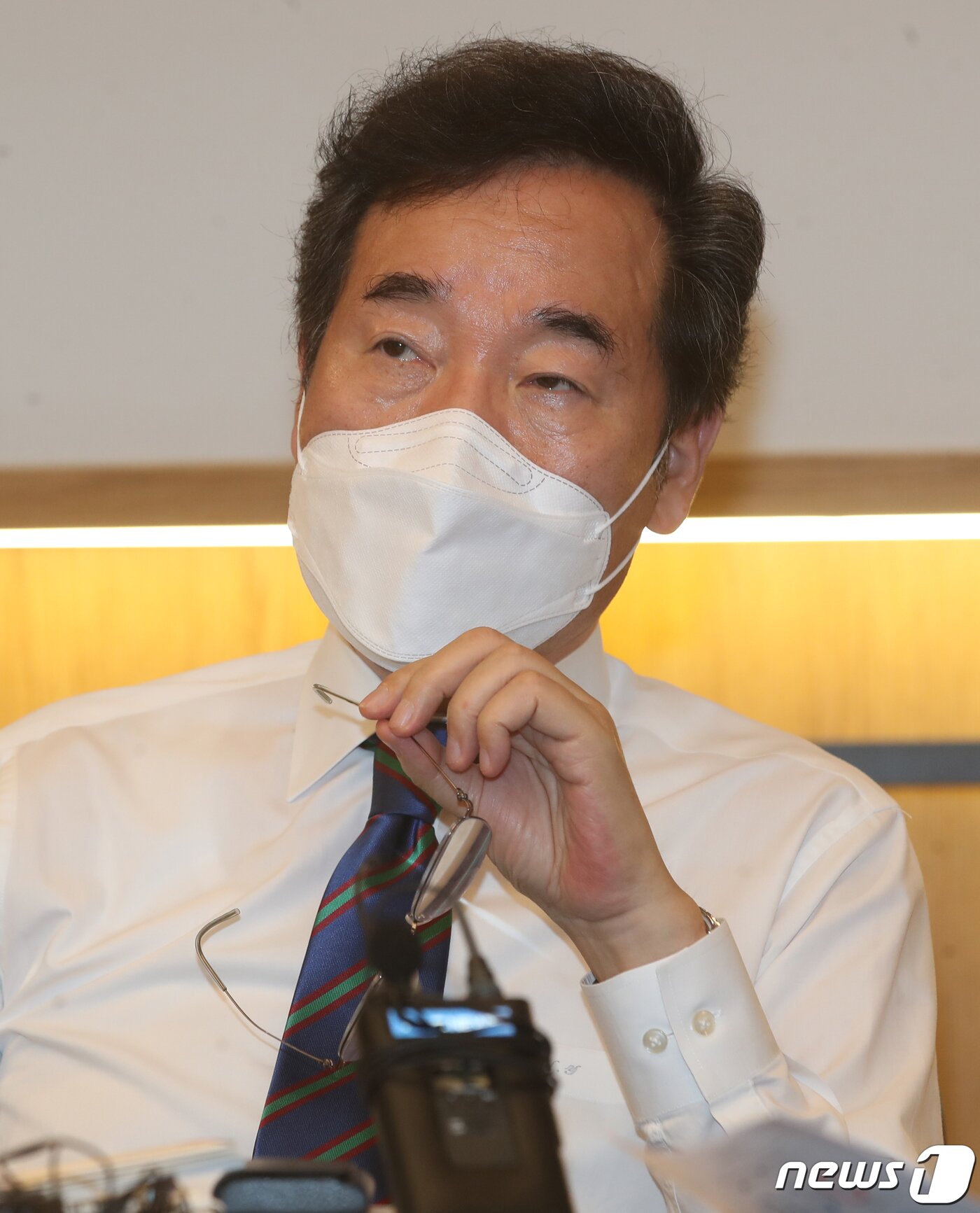 본문 이미지 - 이낙연 더불어민주당 전 대표가 22일 오전 부산 연제구 드림워크에서 열린 '젊은 여성암 환자애프터 케어 간담회'에서 암환자들의 지원책 관련 내용을 경청하고 있다. 여주연 기자