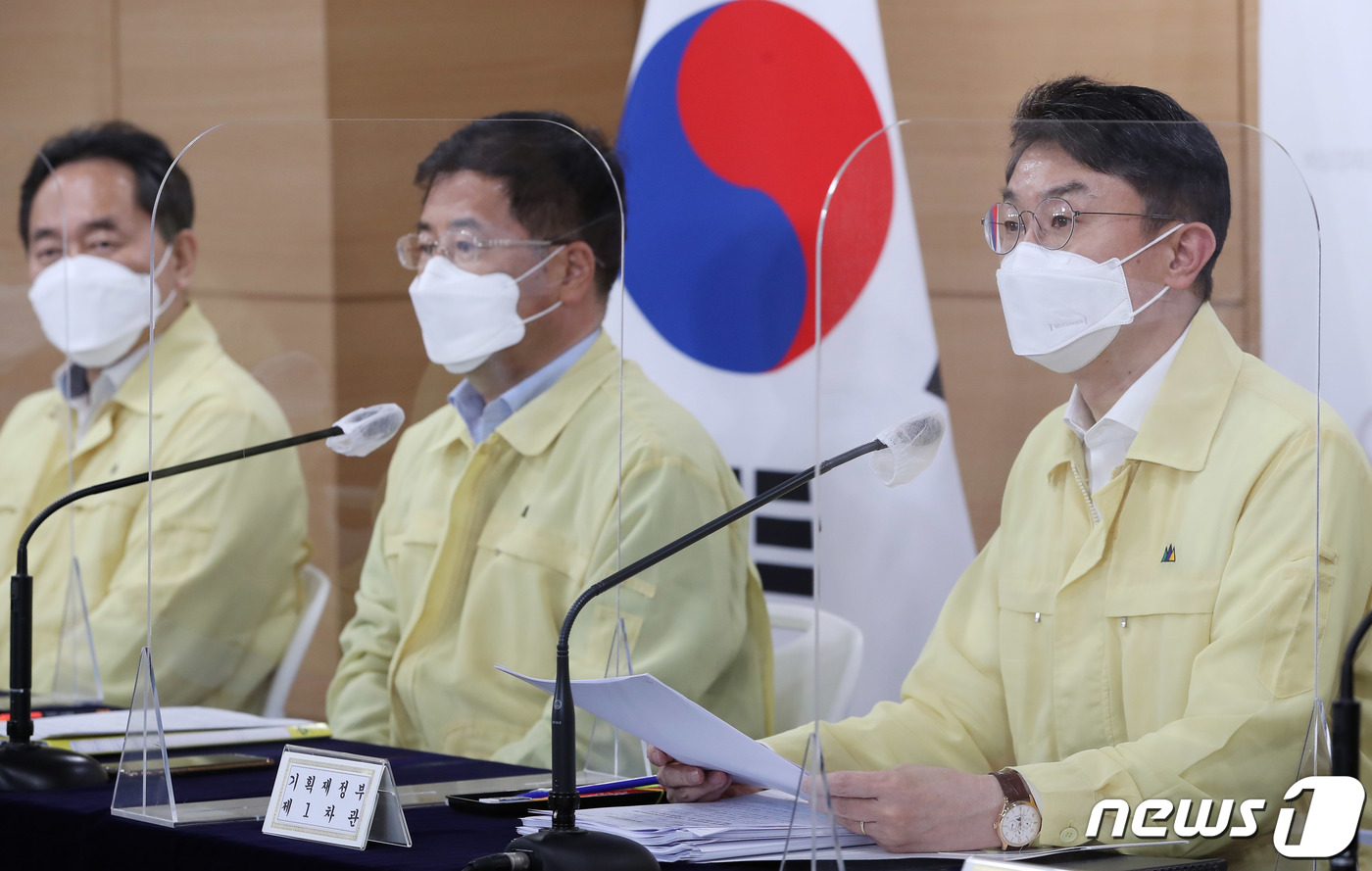 (서울=뉴스1) 박정호 기자 = 이억원 기획재정부 1차관이 22일 오후 서울 종로구 정부서울청사에서 제41차 비상경제 중대본회의 겸 제13차 한국판 뉴딜 관계장관회의 정례브리핑을 …