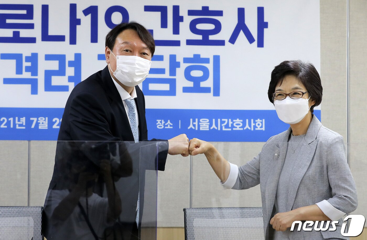 본문 이미지 - 윤석열 전 검찰총장이 22일 서울시 구로구 서울시간호사회를 방문해 박인숙 회장과 인사를 나누고 있다. 국회사진취재단