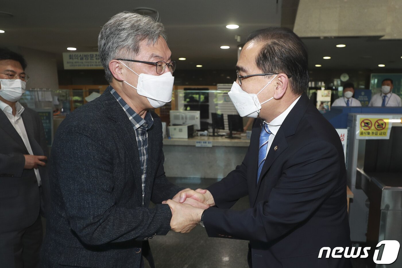 본문 이미지 - 국민의힘 대권주자인 최재형 전 감사원장(왼쪽)이 22일 오후 서울 여의도 국회 의원회관에서 태영호 국민의힘 의원과 악수를 하고 있다. 이날 최 전 감사원장은 의원회관에서 국민의힘 의원들의 사무실을 찾아 인사를 나눴다. 오대일 기자