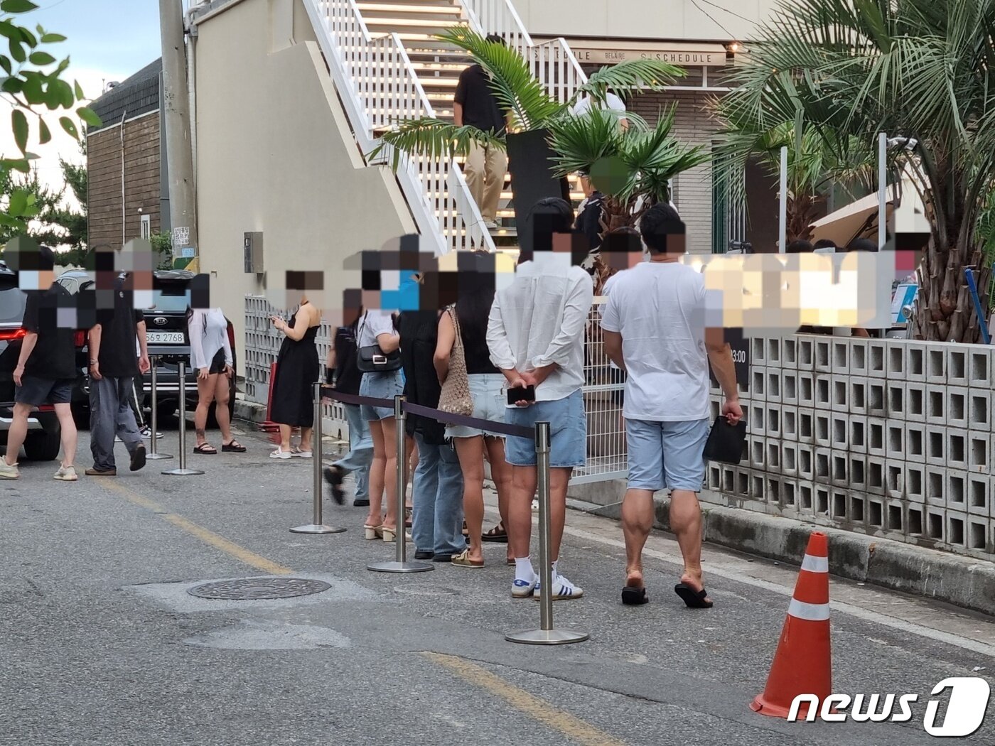 본문 이미지 - 지난 17일 강원 양양에 위치한 한 서핑 카페에 입장하기 위해 젊은이들이 줄을 지어 대기하고 있다. 2021.7.22/뉴스1 윤왕근 기자