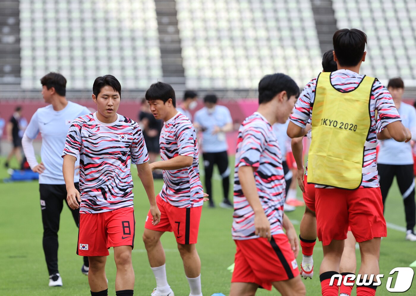 본문 이미지 - 22일 오후 일본 이바라기현 가시마 스타디움에서 열린 '2020 도쿄올림픽' 남자축구 조별리그 B조 1차전 대한민국과 뉴질랜드의 경기를 앞두고 이강인과 황의조 등 선수들이 몸을 풀고 있다. 2021.7.22/뉴스1 ⓒ News1 이재명 기자