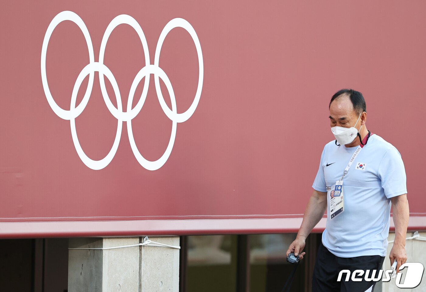 본문 이미지 - 22일 오후 일본 이바라기현 가시마 스타디움에서 열린 '2020 도쿄올림픽' 남자축구 조별리그 B조 1차전 대한민국과 뉴질랜드의 경기에서 김학범 감독이 전반전을 마친 후 이동하고 있다. 이재명 기자