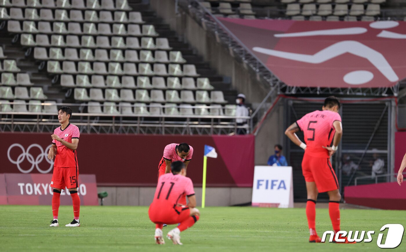 본문 이미지 - 22일 오후 일본 이바라기현 가시마 스타디움에서 열린 '2020 도쿄올림픽' 남자축구 조별리그 B조 1차전 대한민국과 뉴질랜드의 경기에서 패배를 한 대한민국 선수들이 아쉬워하고 있다. 이날 경기는 대한민국이 1대0으로 패배했다. 이재명 기자